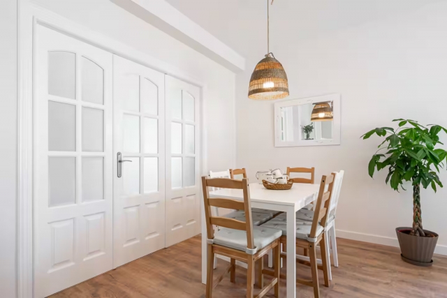 Sala de estar con mesa