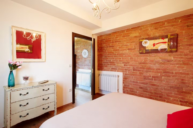 Dormitorio amplio rojo