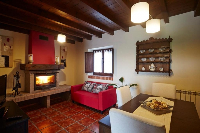 Sala amplia con chimenea