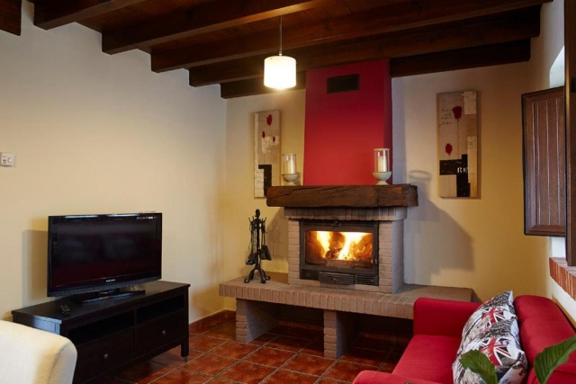 Sala amplia con chimenea