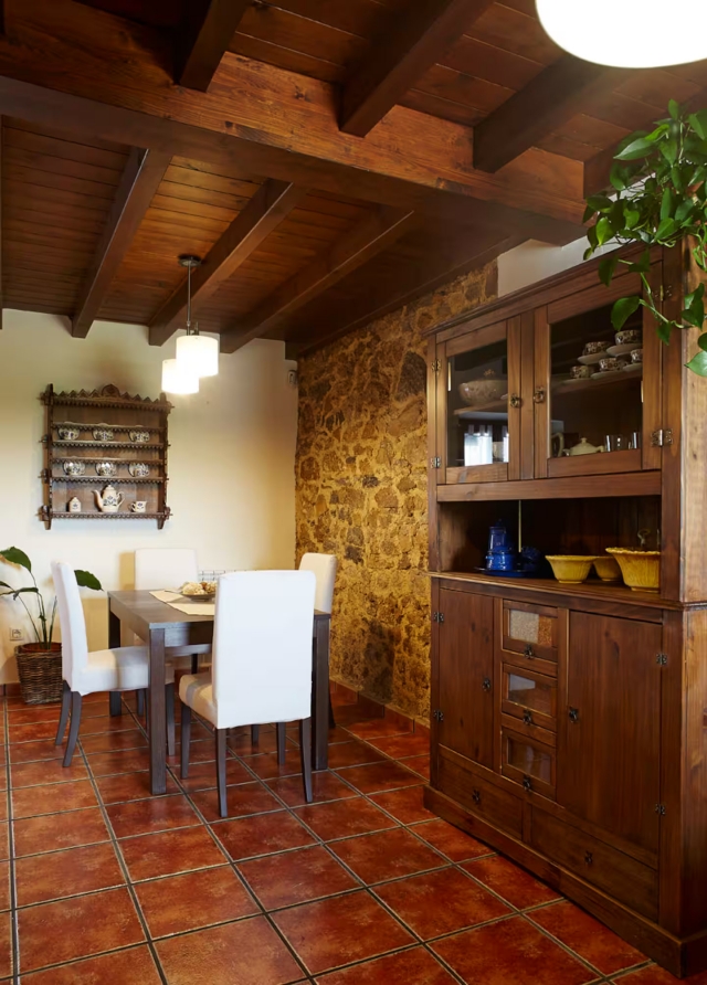 Sala de estar con mesa 