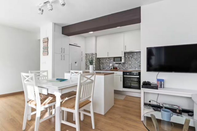 Cocina comedor con mesa 