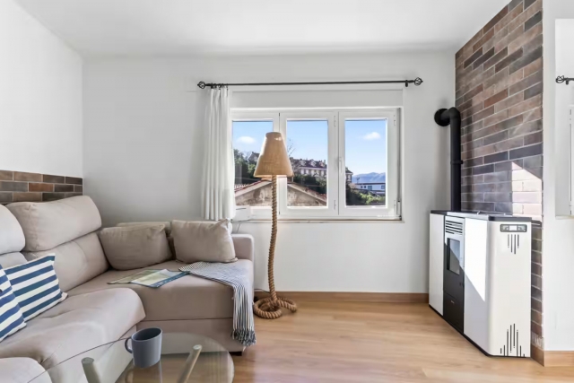 Sala amplia con estufa