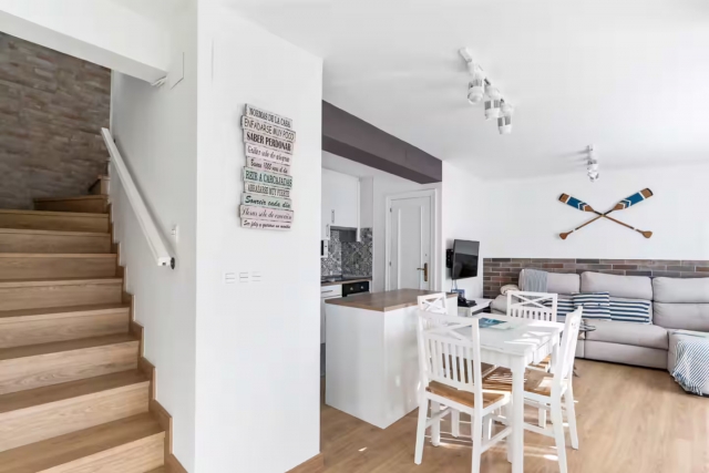 Sala de estar con mesa