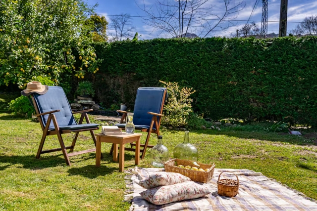 Amplio jardín con sillas 