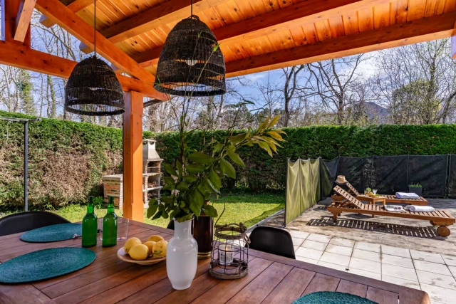 Amplio porche con barbacoa