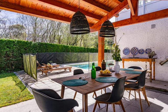 Amplio porche y piscina