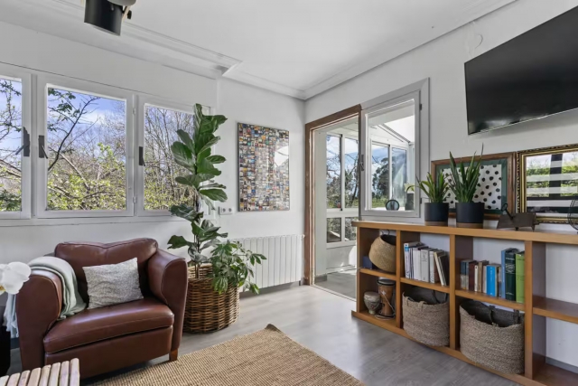 Sala amplia con vistas