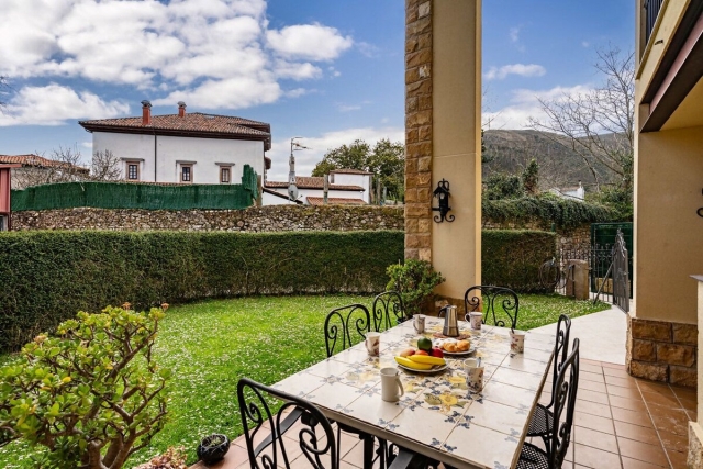 Amplia terraza con mesa