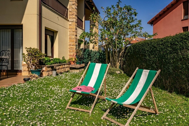 Amplio jardin con hamacas