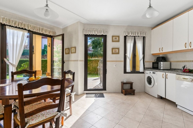 Cocina amplia con acceso