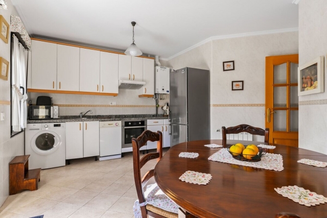 Cocina comedor con mesa