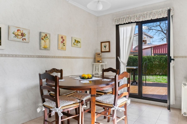 Cocina con mesa redonda 