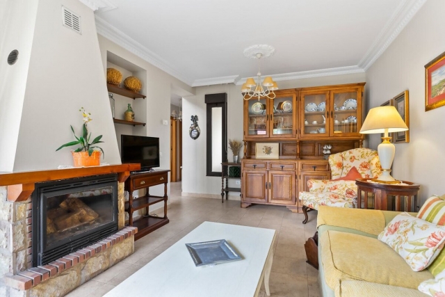 Sala amplia con chimenea 