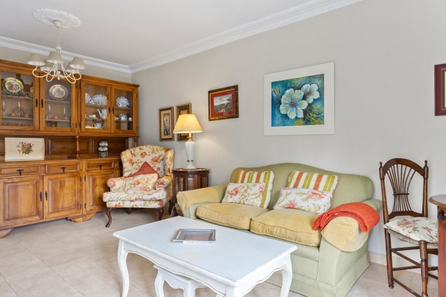 Sala amplia con sillones 