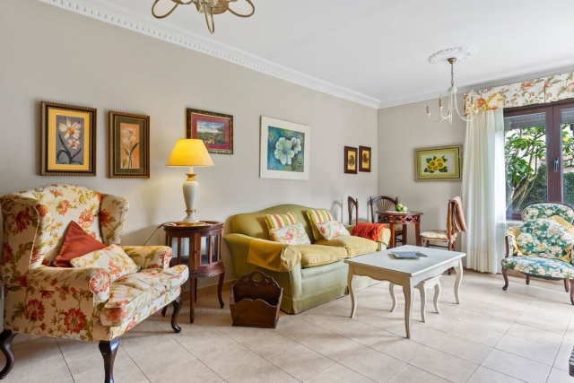 Sala amplia con sillones