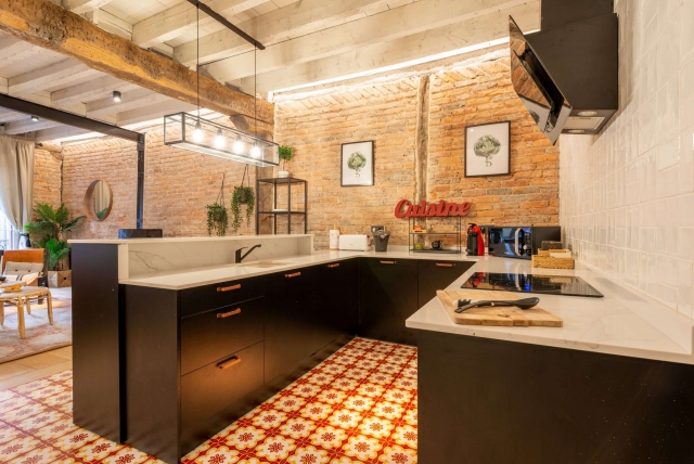 Cocina amplia con encimera