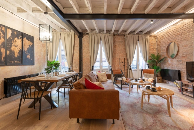 Sala amplia con mesa 