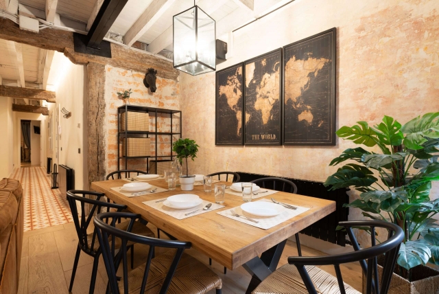 Sala amplia con mesa 