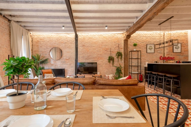 Sala amplia con una mesa 