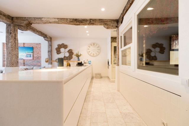 Cocina amplia blanca 