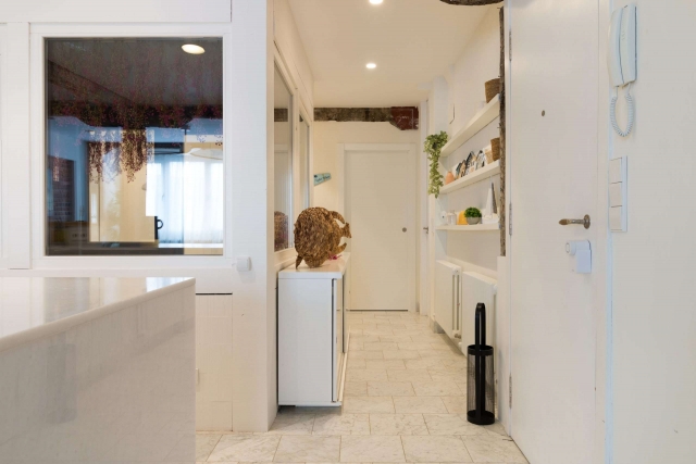 Cocina y pasillo a la entrada
