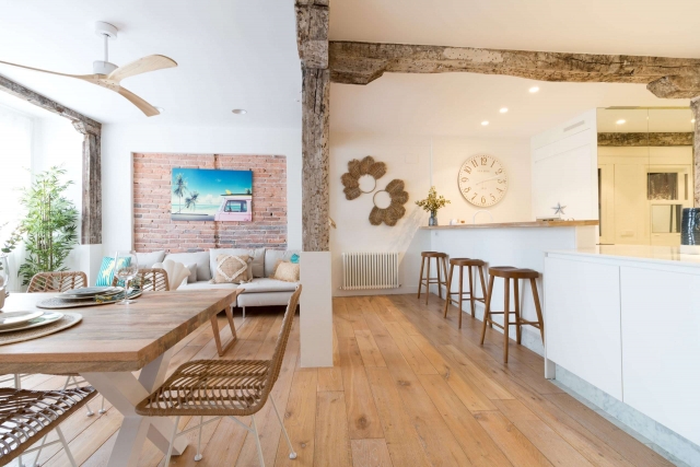 Sala amplia con cocina