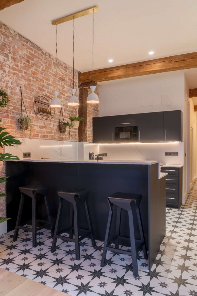 Cocina amplia con barra