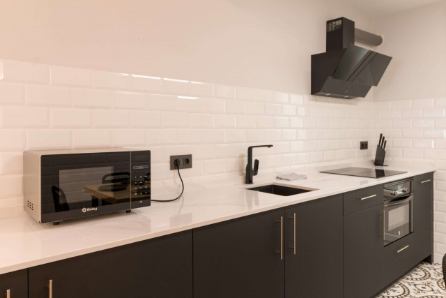 Cocina blanca y negra 