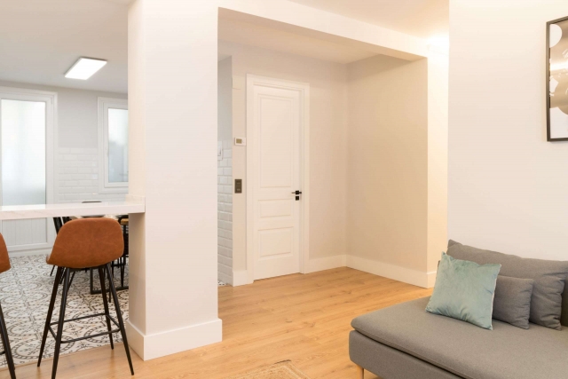 Sala de estar y barra al lado