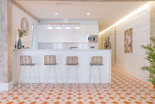 Cocina amplia con barra 