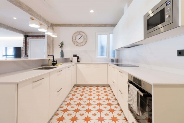 Cocina blanca con menaje