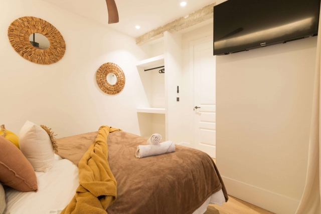 Dormitorio amplio con tele 