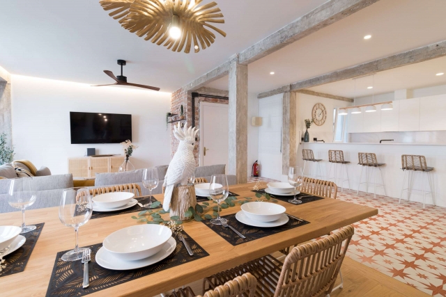 Sala amplia con mesa 