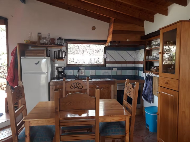 Cocina con mesa de madera