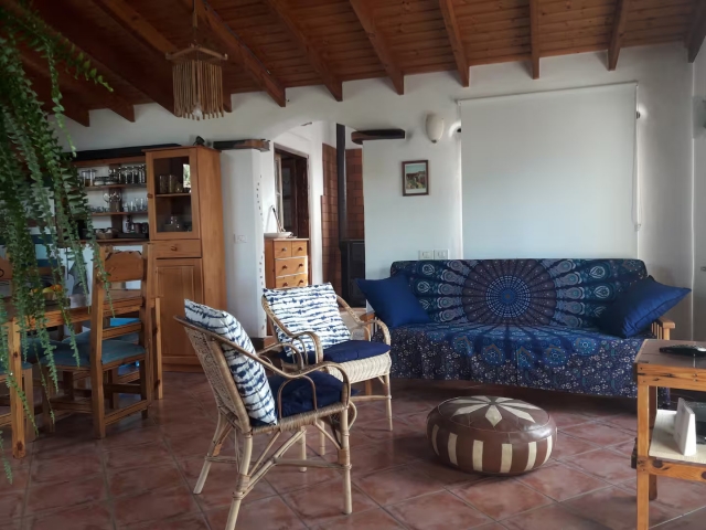 Sala amplia con tele