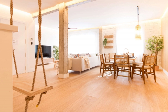 Sala amplia con sofa y mesa