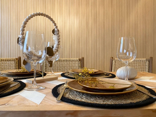 Sala amplia con una mesa