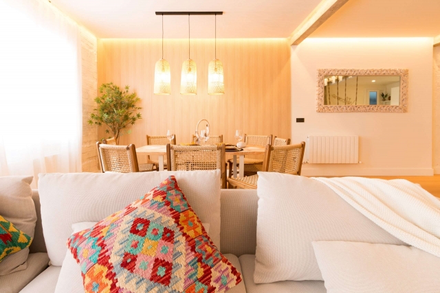 Sala amplia con cojines