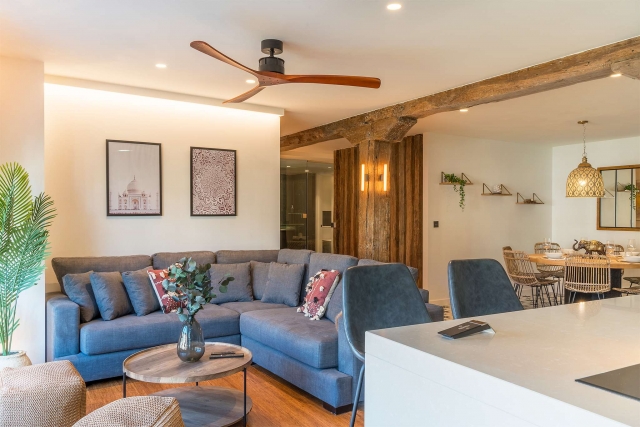 Sala amplia con mesa