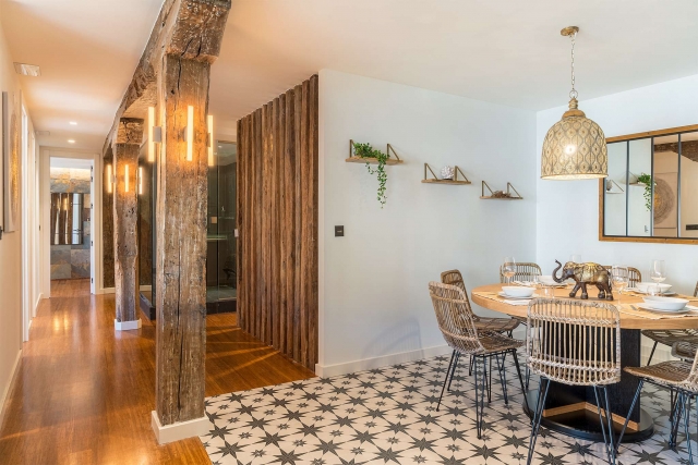 Sala amplia con mesa 