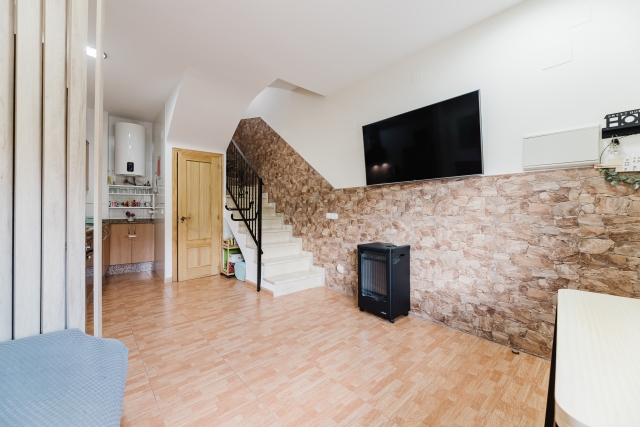 Sala de estar y tele de plasma