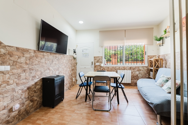 Sala agradable con mesa