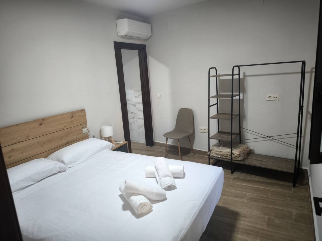 Dormitorio amplio con silla