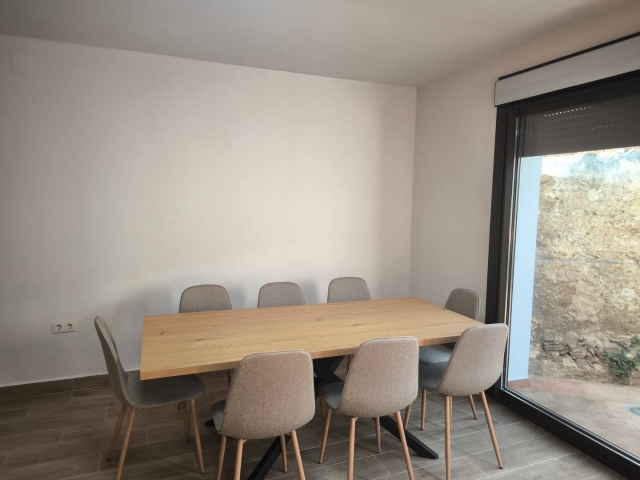 Sala de estar con una mesa