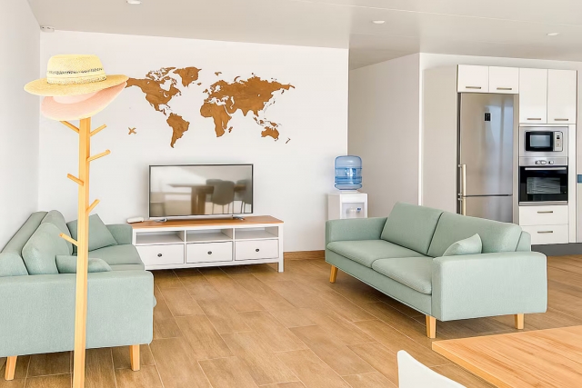 Sala amplia con tele 