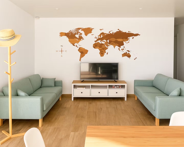 Sala amplia con tele y mural