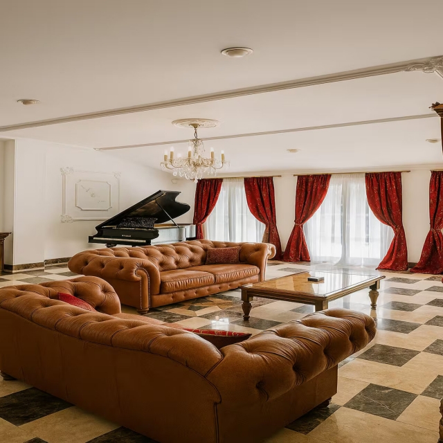 Sala amplia con sillones