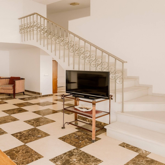 Sala amplia con tele