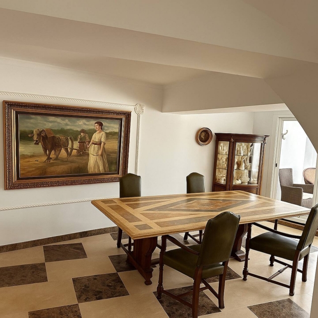 Sala amplia y su mesa